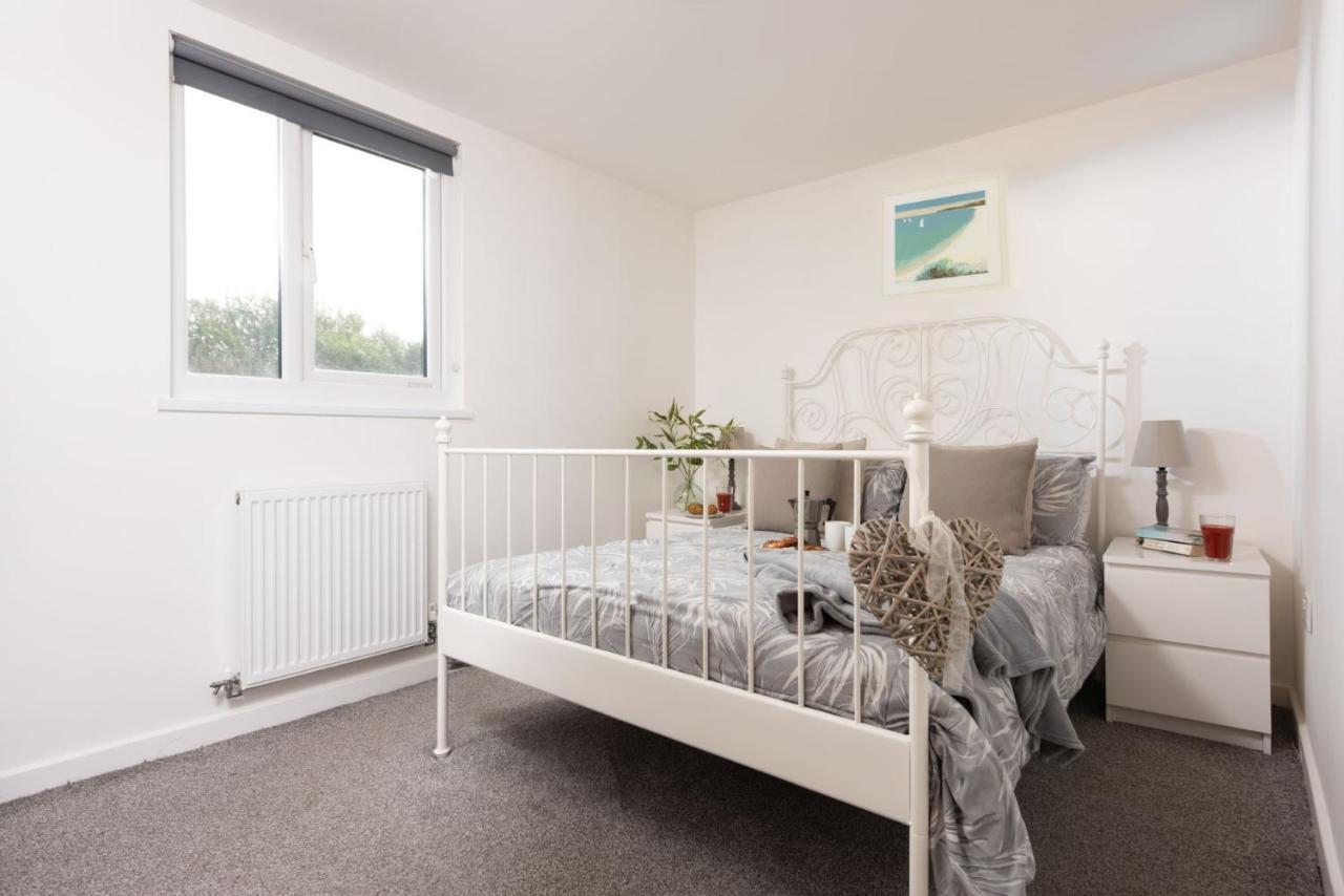 Wheal Prosper- Beautifully Fitted Wooden Lodge Helston Cornwall Bagian luar foto