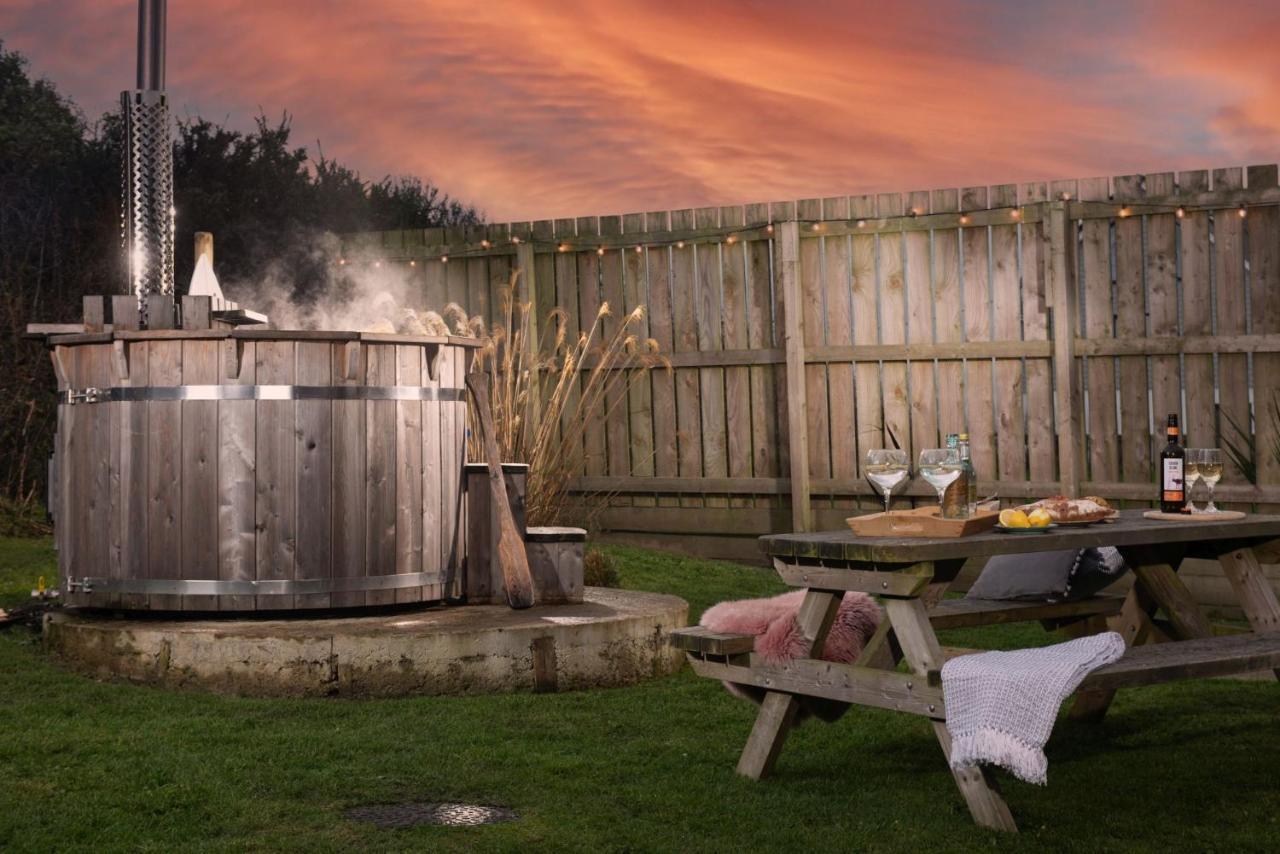 Wheal Prosper- Beautifully Fitted Wooden Lodge Helston Cornwall Bagian luar foto